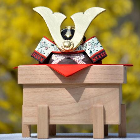 [蔵王一刀彫]兜飾り (小)