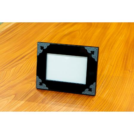 仙台箪笥 フォトスタンド 黒呂漆塗り 巾21.2×奥1.5×高16.3cm 0.4kg×1
