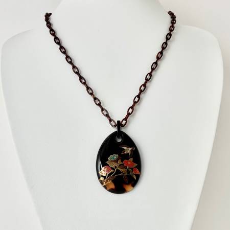 [うるしアートはりや]椿に鷽蒔絵べっ甲ペンダント
