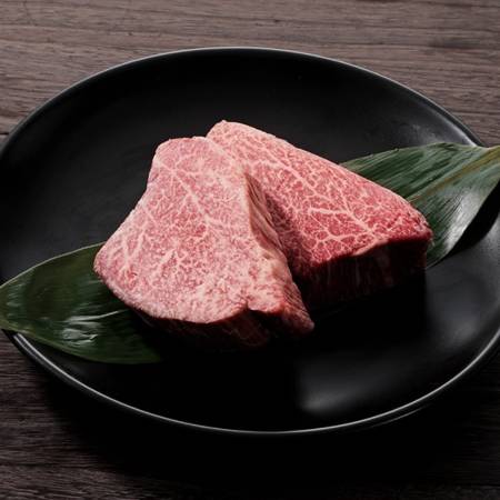 [宮崎牛] 5等級シャトーブリアン(ヒレ芯)ステーキ(150g×2枚)(ステーキソース・塩コショウ付)